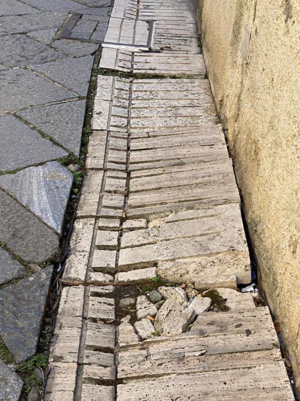 images Catanzaro. Rifiuti, basole divelte e una barcaccia di troppo al Pianicello: residenti furiosi e Comune assente