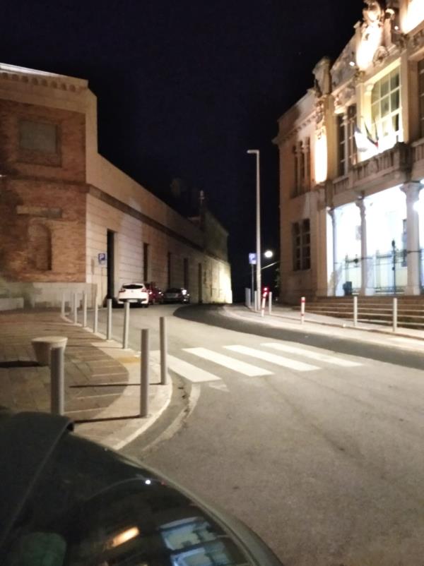 Cala il buio su piazza Matteotti: lampioni spenti da settimane e nessuno interviene images Cala il buio su piazza Matteotti: lampioni spenti da settimane e nessuno interviene