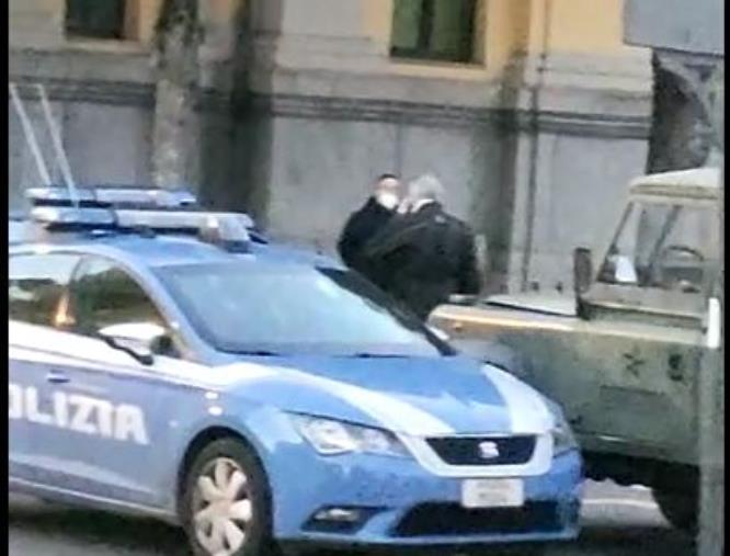 images Catanzaro, zaino "sospetto" davanti al tribunale: traffico bloccato 