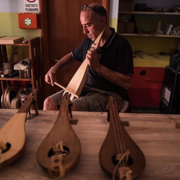 Vincenzo Piazzetta: la storia del liutaio lametino con 2 lauree che ha appreso l'arte da un pastore images Vincenzo Piazzetta: la storia del liutaio lametino con 2 lauree che ha appreso l'arte da un pastore