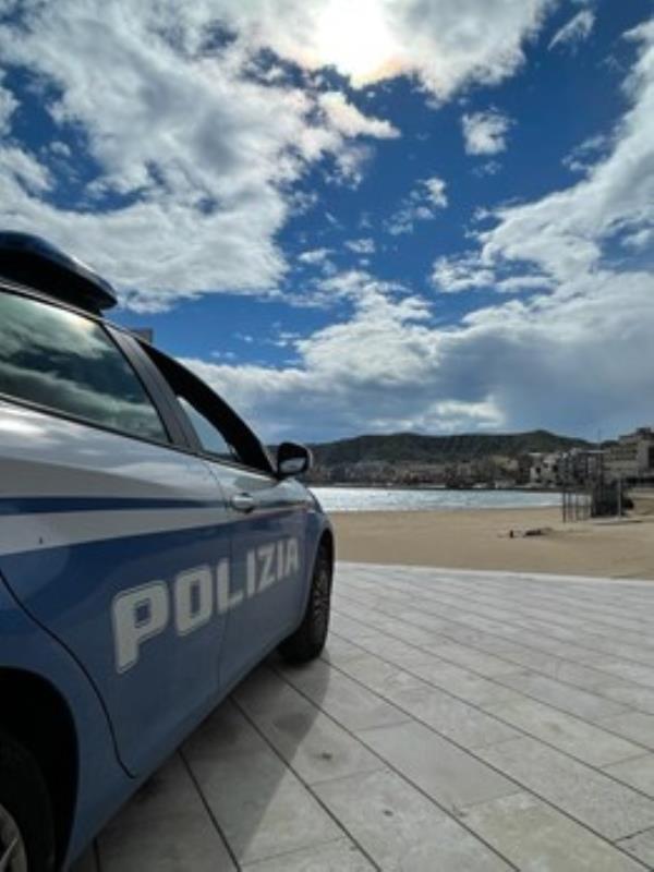 images Crotone, cerca di sottrarsi ai controlli e sferra un pugno a un poliziotto, 37enne arrestato