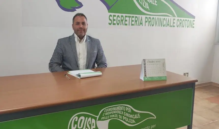 images Coisp/Mosap: "Poliziotti eroi impediscono il peggio dopo forzatura del posto di blocco: arrestato un 19enne a Crotone"