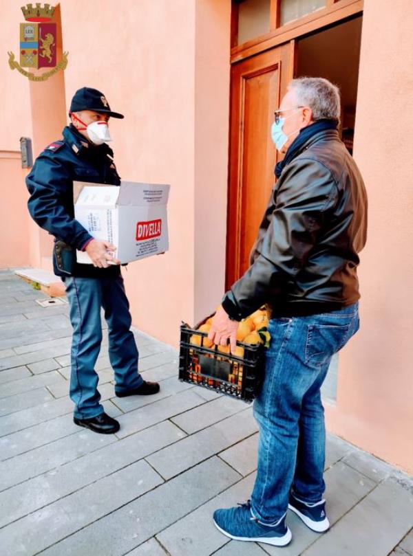 images Un indigente chiama il 113: "Non abbiamo da mangiare". E la polizia di Vibo Valentia gli porta beni di prima necessità