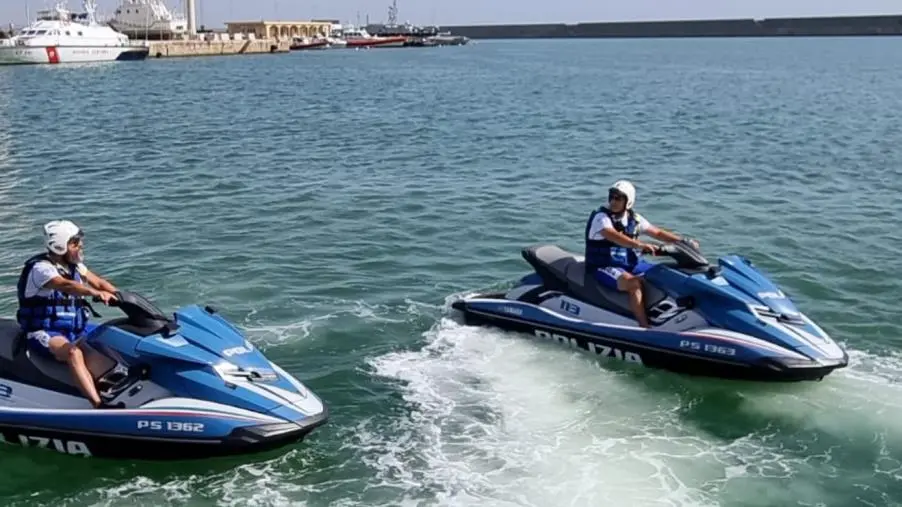 Crotone, Polizia in acquascooter per i servizi di vigilanza costiera images Crotone, Polizia in acquascooter per i servizi di vigilanza costiera