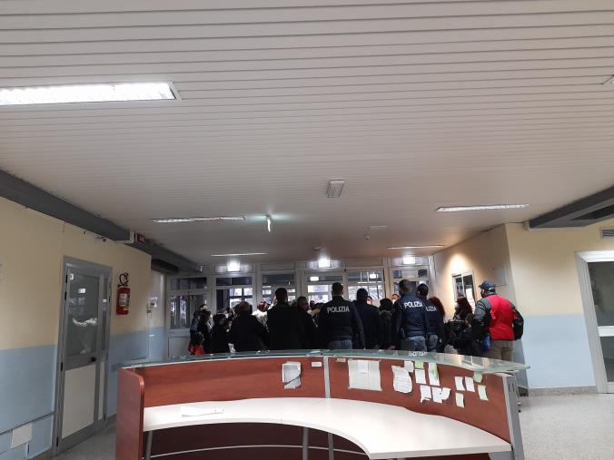 images Momenti di tensione all'ospedale di Lamezia per i vaccini: interviene la polizia