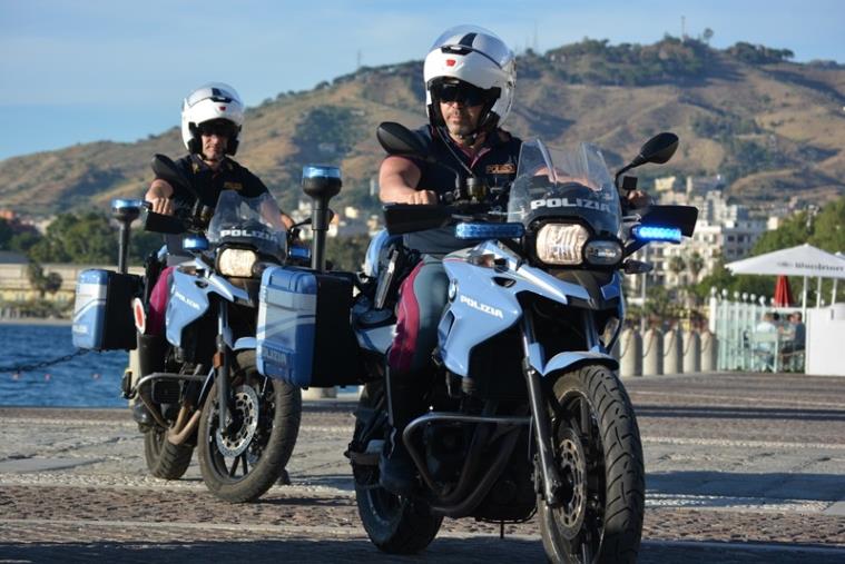 images Crotone, non si ferma ai controlli e aggredisce i poliziotti: arrestato 