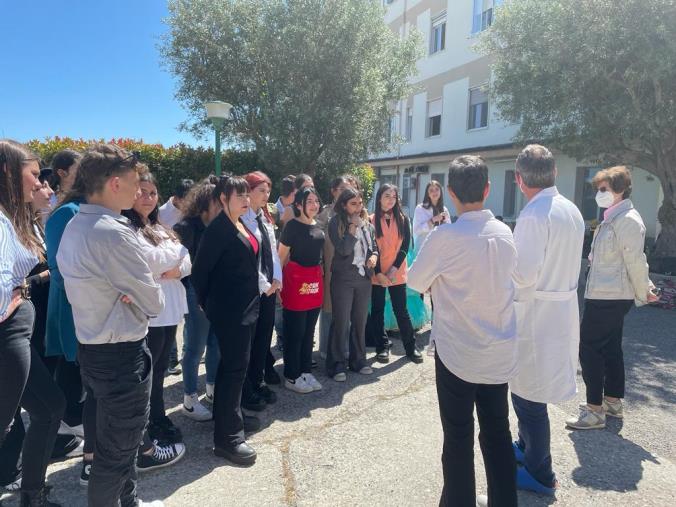 L’istituto “De Nobili” di Catanzaro in visita alla clinica San Vitaliano per donare un sorriso agli ospiti images L’istituto “De Nobili” di Catanzaro in visita alla clinica San Vitaliano per donare un sorriso agli ospiti