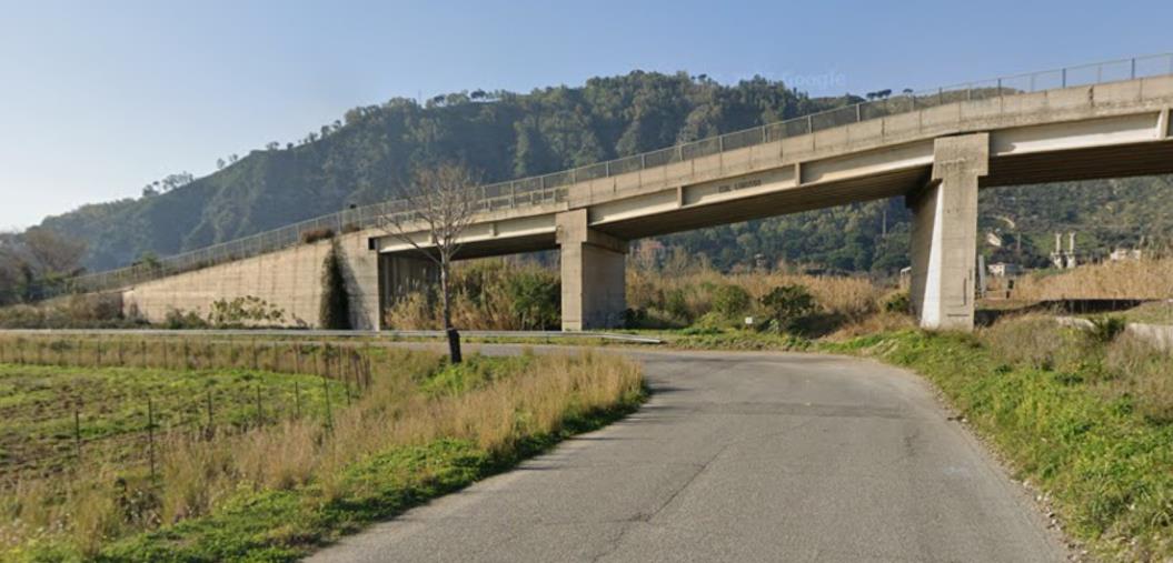 images Squillace, lo strano caso del cavalcavia chiuso e “rinnegato” da Comune e Provincia: dubbi sul collaudo 
