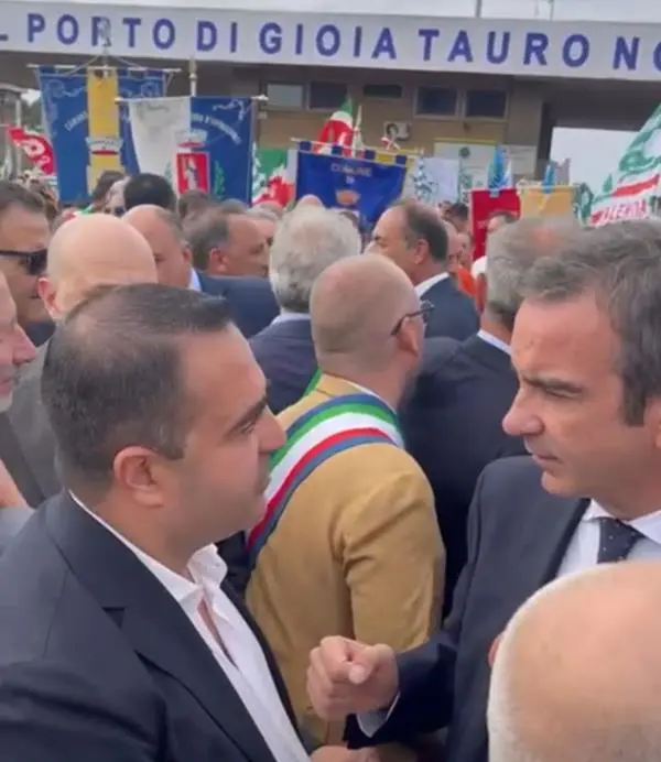 Sit-in a difesa del porto di Goia Tauro, Cannizzaro (FI): "E' stato bello vedere tutti dalla stessa parte" images Sit-in a difesa del porto di Goia Tauro, Cannizzaro (FI): "E' stato bello vedere tutti dalla stessa parte"