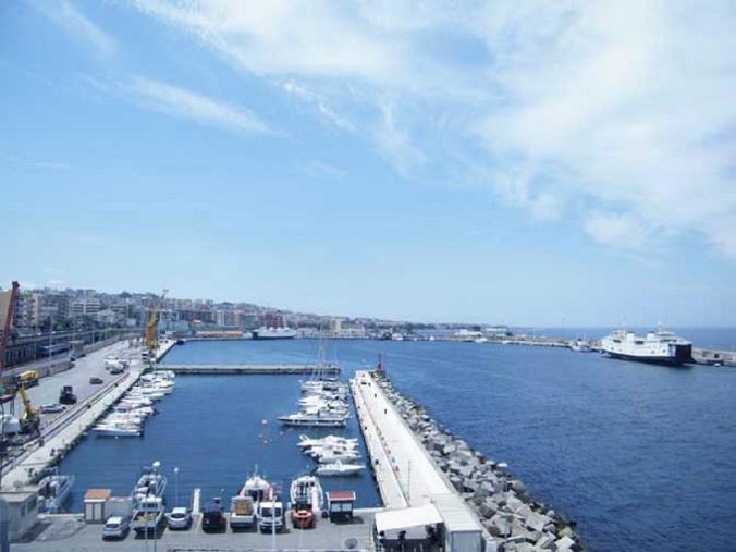 images Arrivata a Reggio Calabria la nave ong "Sea Watch 3" con 427 migranti a bordo