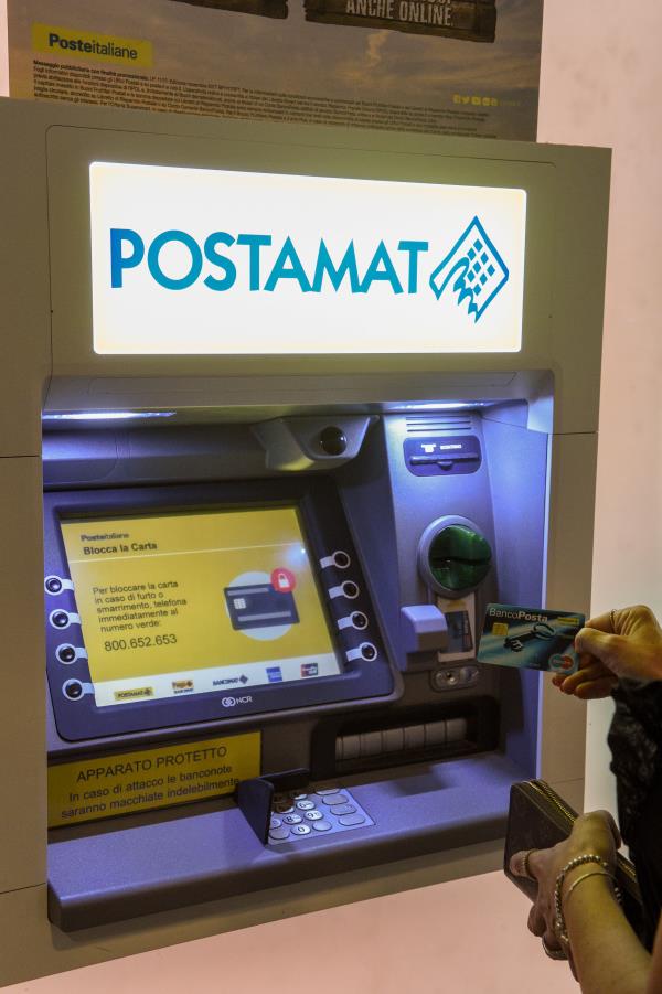 Frodi telematiche e conti svuotati al bancomat, il Giudice di pace di Catanzaro condanna Postepay 