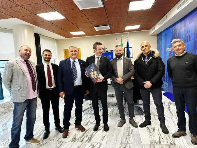 Unarma incontra Occhiuto per la consegna del calendario storico images Unarma incontra Occhiuto per la consegna del calendario storico