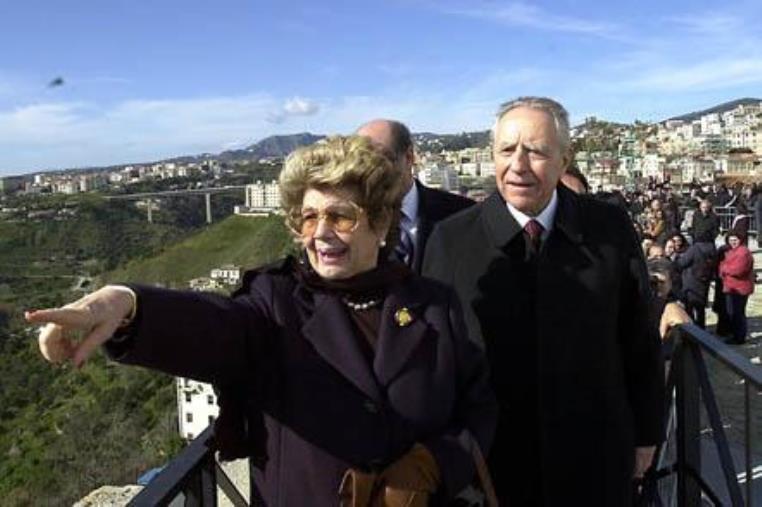 Visti da vicino/ I presidenti della Repubblica a Catanzaro. I silenzi di Pertini, il mal di piedi della signora Franca, il volto di pietra di Ciampi senza pass e smartphone da Mattarella    images Visti da vicino/ I presidenti della Repubblica a Catanzaro. I silenzi di Pertini, il mal di piedi della signora Franca, il volto di pietra di Ciampi senza pass e smartphone da Mattarella