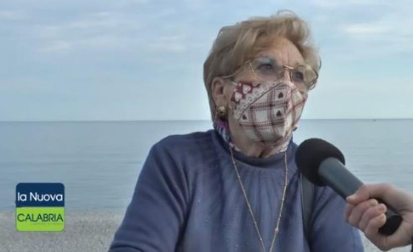 images Primo giorno di zona rossa. A Catanzaro cittadini divisi, alcuni: "Penalizzate solite categorie", altri: "E' giusto"