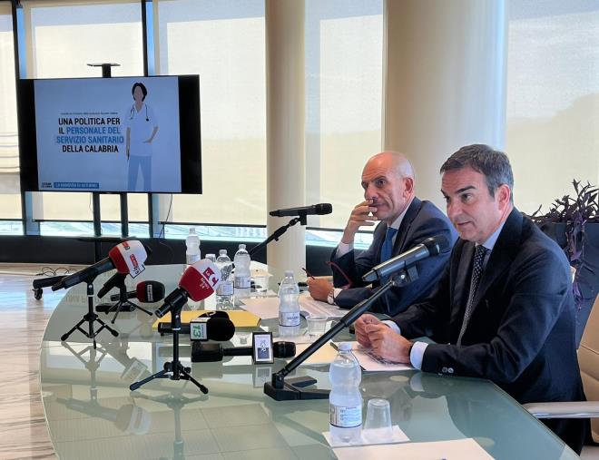 Occhiuto: "Meglio 100 euro aggiuntivi ai medici calabresi che alle cooperative" images Occhiuto: "Meglio 100 euro aggiuntivi ai medici calabresi che alle cooperative"