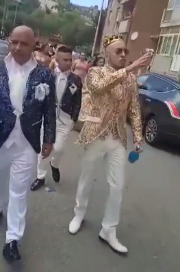 images Catanzaro. A Viale Isonzo si festeggia con la musica del nipote del boss. Gli interrogativi su rom, politica e sicurezza