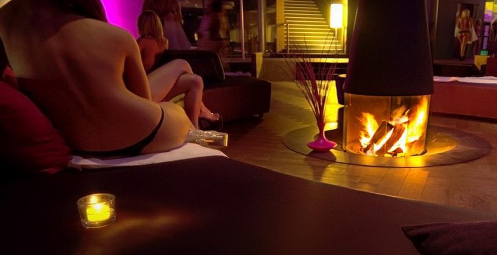 Giro di prostituzione nel Catanzarese. Poliziotto e odontotecnico, due insospettabili a gestire la macchina del sesso images Giro di prostituzione nel Catanzarese. Poliziotto e odontotecnico, due insospettabili a gestire la macchina del sesso