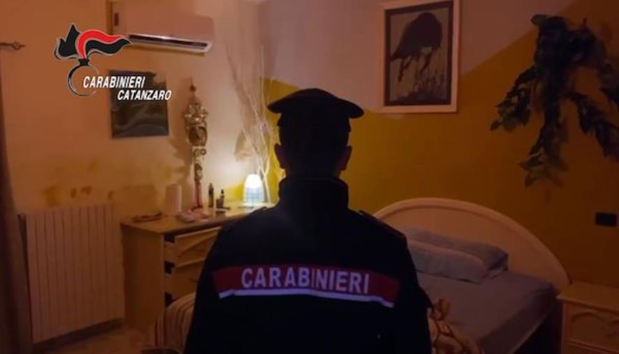 Giro di prostituzione in un appartamento di Davoli: tre arresti images Giro di prostituzione in un appartamento di Davoli: tre arresti