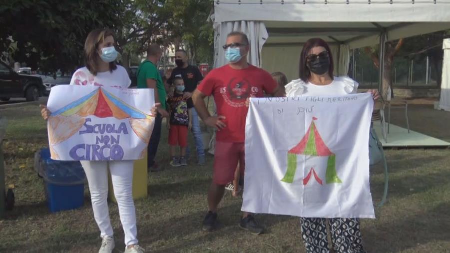 images Vibo Valentia. Prima campanella nei gazebo a Porto Salvo: le proteste di genitori e alunni 