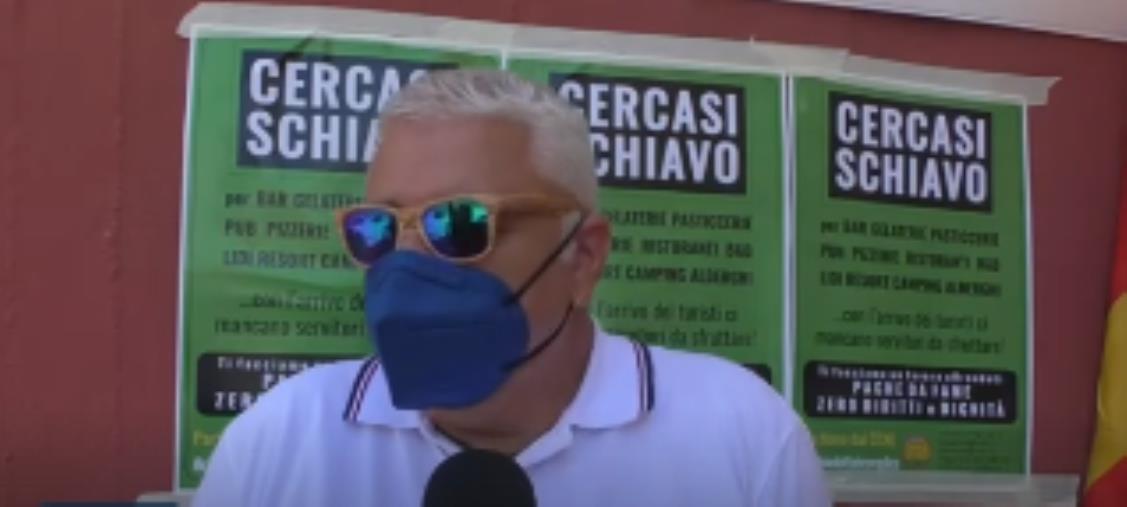 images "Cercasi schiavo": la provocazione dell'Usb contro la carenza di lavoratori stagionali 