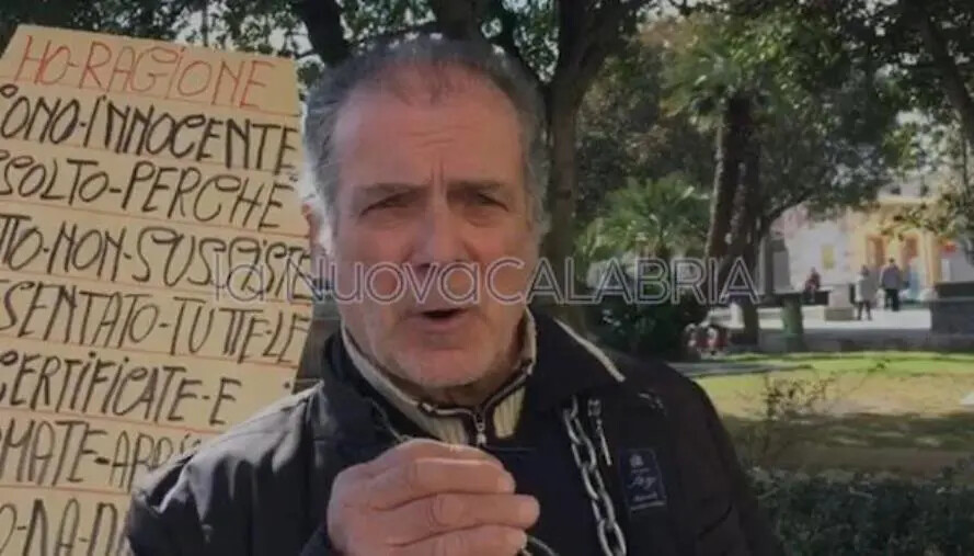 images Nuova protesta dell'imprenditore Quattrone incatenato davanti al Tribunale: "Rivoglio i miei beni confiscati"