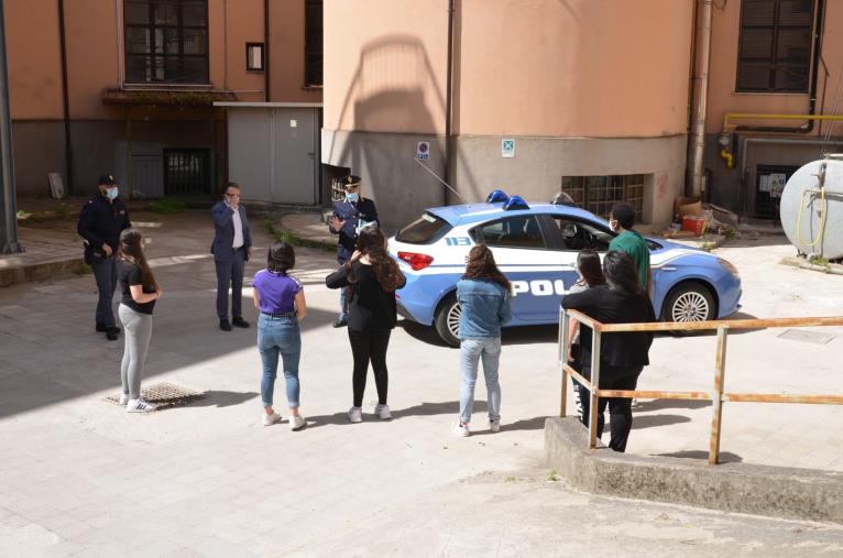 Giornata dei bambini scomparsi. Anche dall'Istituto 'De Nobili' di Catanzaro un "messaggio di speranza e solidarietà" images Giornata dei bambini scomparsi. Anche dall'Istituto 'De Nobili' di Catanzaro un "messaggio di speranza e solidarietà"