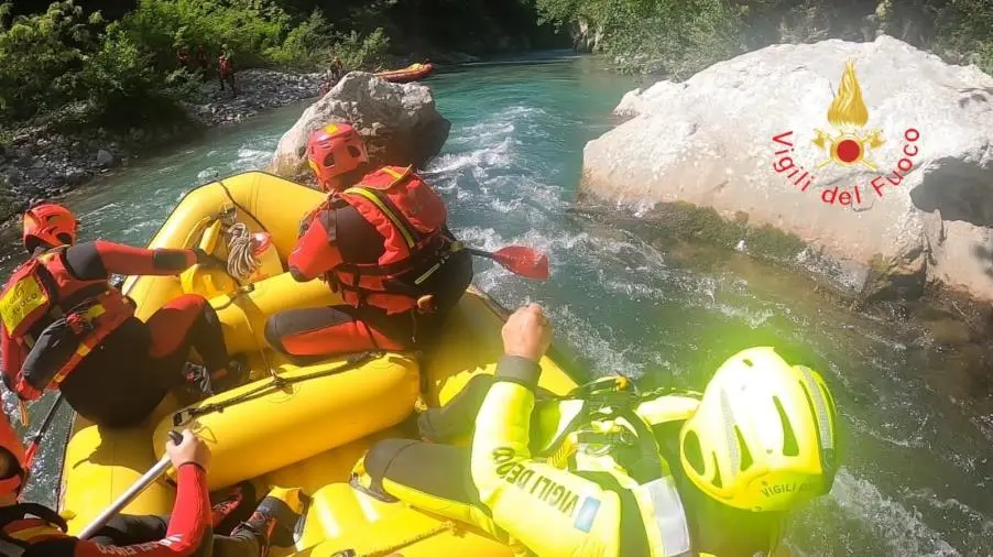 images Paura sul fiume Lao: si cerca la studentessa dispersa, il resto della comitiva è in salvo