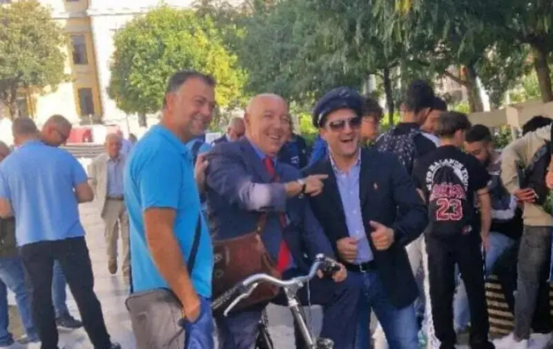 images Catanzaro, "C'è Posta per Te" di Maria De Filippi in città: postino visto a Piazza Matteotti 