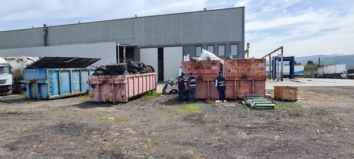 images Lamezia Terme. Nello stabilimento non si vendevano solo veicoli industriali: denunciate quattro persone per reati ambientali 