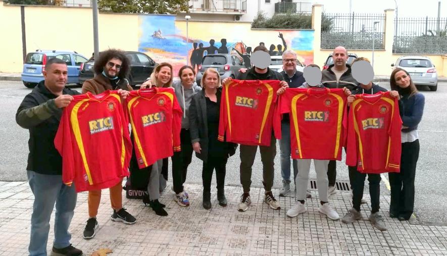 Catanzaro. Comunità per minori, il consigliere Renda dona un set di divise in ricordo di Mister Nuccio Tolomeo images Catanzaro. Comunità per minori, il consigliere Renda dona un set di divise in ricordo di Mister Nuccio Tolomeo