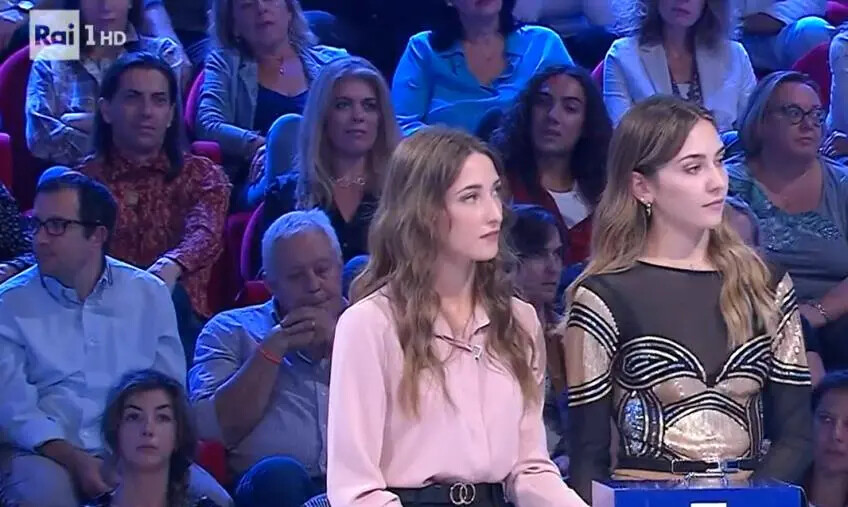 Manuela e Simona, due sorelle di Cassano allo Ionio, ad "Affari tuoi" su Rai 1 images Manuela e Simona, due sorelle di Cassano allo Ionio, ad "Affari tuoi" su Rai 1
