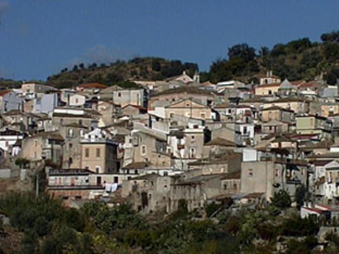 Riace apre le porte all'arte con "Intrecci", la mostra d’arte contemporanea che
coinvolgerà il centro storico  images Riace apre le porte all'arte con "Intrecci", la mostra d’arte contemporanea che
coinvolgerà il centro storico