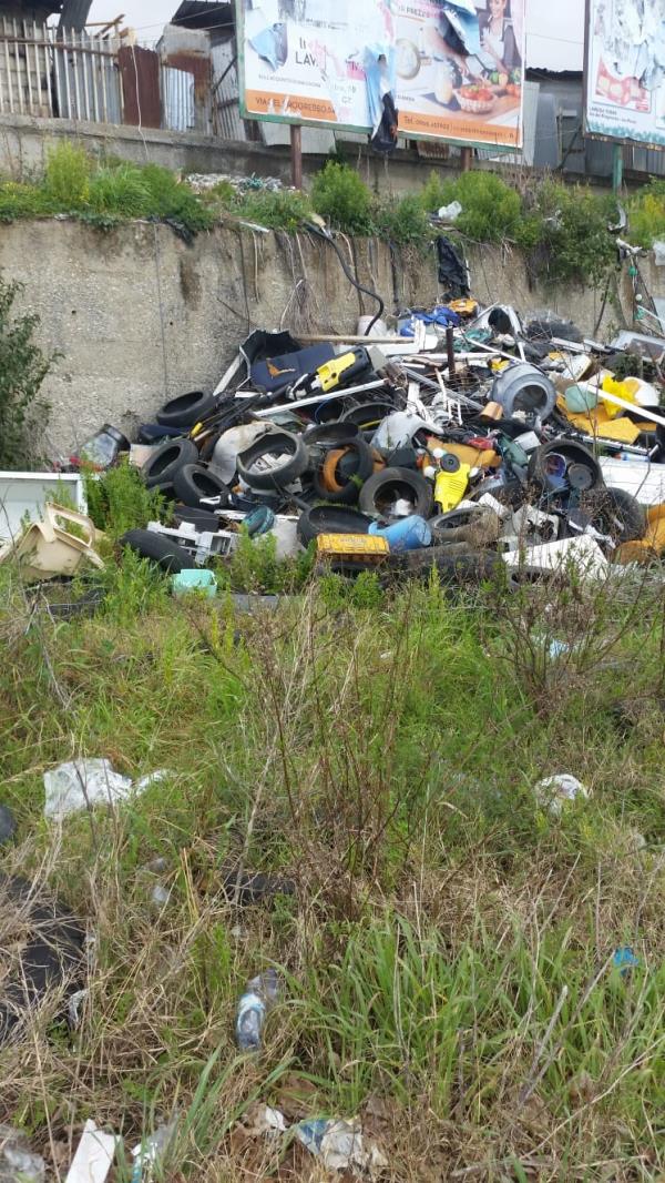 images Rifiuti, protesta a Reggio Calabria: “Raccolta porta a porta non va”