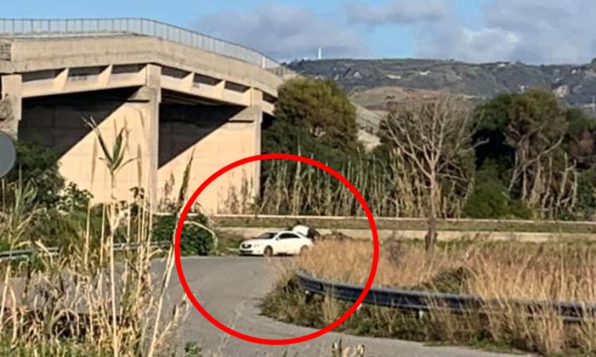 Continua l'abbandono rifiuti tra Squillace e Copanello. Una cittadina becca un furbetto all'opera images Continua l'abbandono rifiuti tra Squillace e Copanello. Una cittadina becca un furbetto all'opera