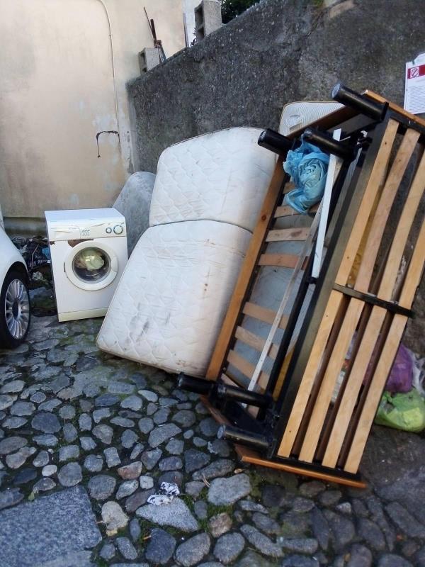 images Rifiuti ingombranti abbandonati al quartiere Pianicello di Catanzaro: la denuncia di Stefano Veraldi