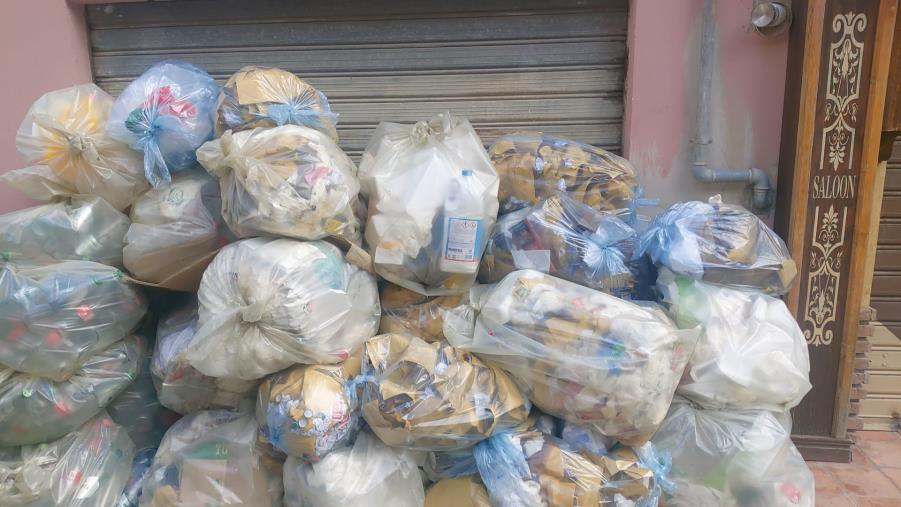 images Rifiuti davanti ad un'attività nel quartiere Lido, la denuncia di Mirarchi: "Ci sono tanti altri casi, la musica non è cambiata"