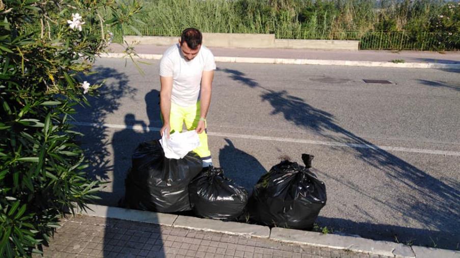 Dopo l'incendio al deposito di rifiuti a Squillace, domani niente raccolta di carta e cartone images Dopo l'incendio al deposito di rifiuti a Squillace, domani niente raccolta di carta e cartone