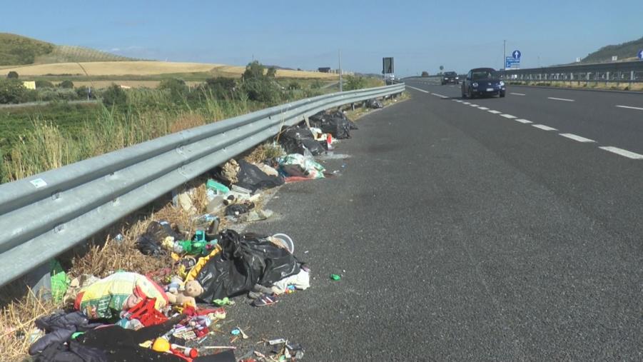 Quei rifiuti in bella vista fra la Cittadella regionale e l'aeroporto di Lamezia Terme images Quei rifiuti in bella vista fra la Cittadella regionale e l'aeroporto di Lamezia Terme
