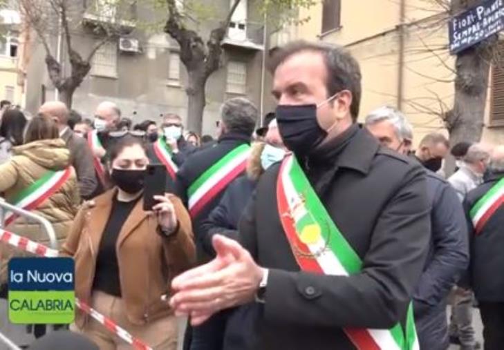 images Sit-in dei sindaci all'Annunziata. Occhiuto: "Siamo qui per smuovere l'immobilismo nella sanità"