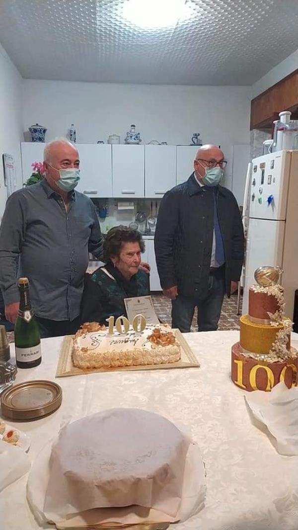 A Catanzaro Lido i 100 anni di zia Rorò… in tempo di Pandemia. Il Comune le dona una pergamena images A Catanzaro Lido i 100 anni di zia Rorò… in tempo di Pandemia. Il Comune le dona una pergamena