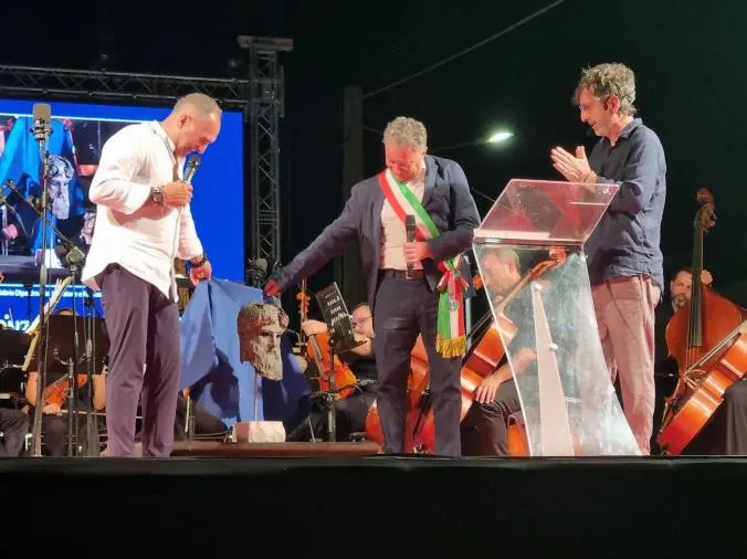 L'Accademia di Belle Arti di Reggio ha donato al sindaco di Riace un'opera in bronzo images L'Accademia di Belle Arti di Reggio ha donato al sindaco di Riace un'opera in bronzo