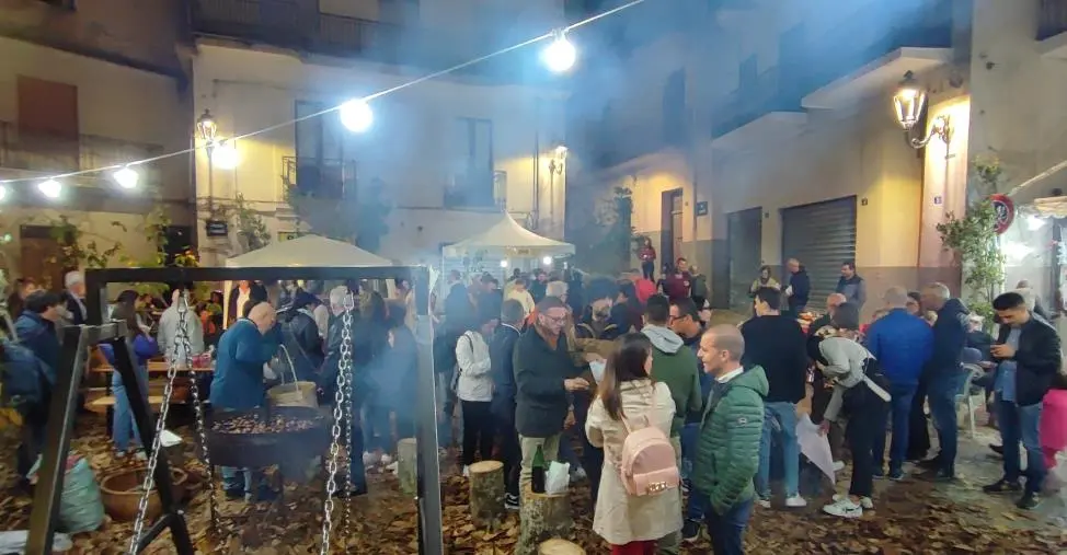 images La Sagra della Castagna a Martone fa sold out: nella Locride è un trionfo di profumi e tradizione