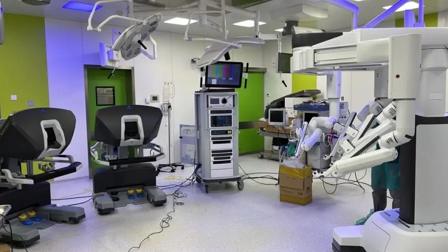 images Cosenza, intervento chirurgico con robot all’Annunziata: tre pazienti ringraziano l’Uoc di Chirurgia 