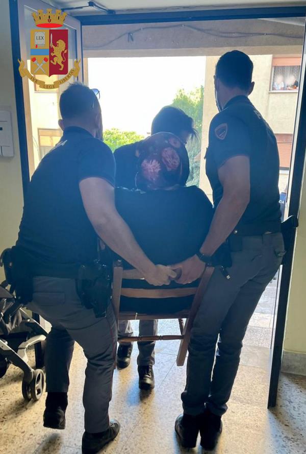 Reggio Calabria. Rogo in un appartamento: gli agenti delle volanti salvano una coppia di anziani images Reggio Calabria. Rogo in un appartamento: gli agenti delle volanti salvano una coppia di anziani