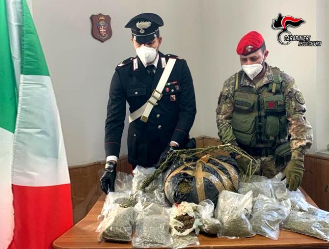 San Giovanni di Gerace: trovati quasi 8 kg di marijuana e una doppietta con matricola abrasa images San Giovanni di Gerace: trovati quasi 8 kg di marijuana e una doppietta con matricola abrasa