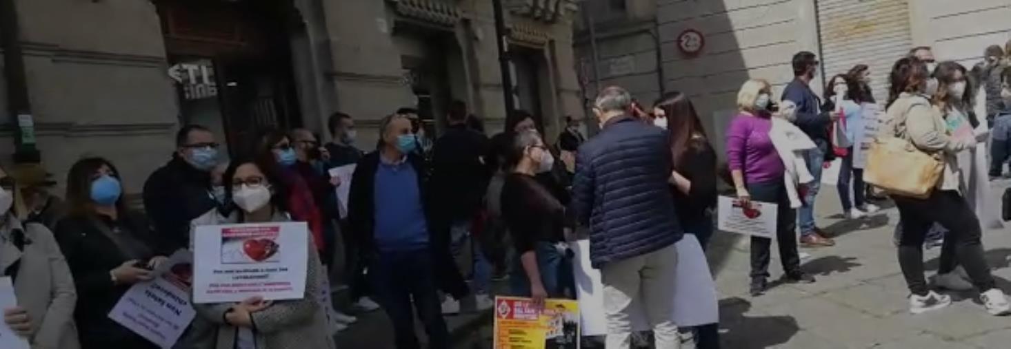 images Sant’Anna Hospital. In piazza la protesta dei lavoratori "per il supremo diritto al lavoro e alla salute” (FOTO)