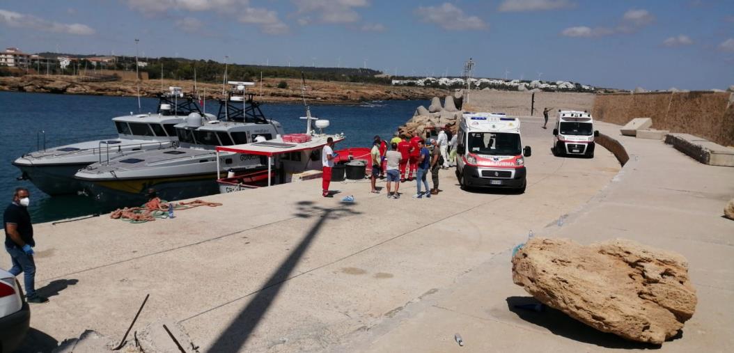 images Imbarcazione in fiamme a 'Le Castella'. Sei migranti dispersi e due finanzieri feriti