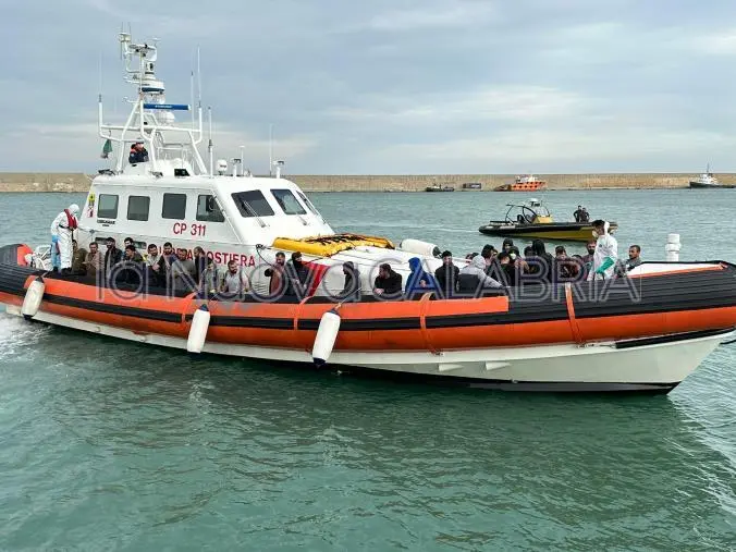 images Nuovo sbarco nel pomeriggio a Roccella Ionica: in 87 soccorsi al largo della costa calabrese