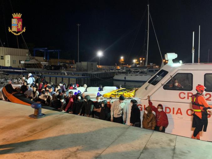 Crotone, sbarco nella notte: 166 migranti tra cui 50 bambini e un neonato images Crotone, sbarco nella notte: 166 migranti tra cui 50 bambini e un neonato