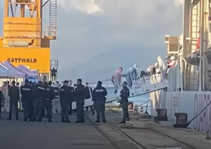 Sbarco della Diciotti a Vibo, arrestato uno scafista images Sbarco della Diciotti a Vibo, arrestato uno scafista